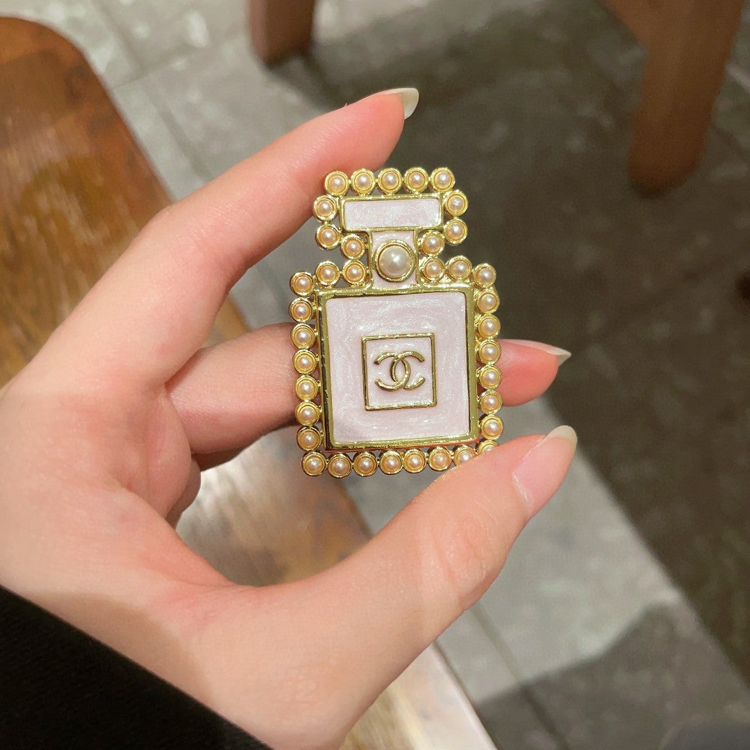 Double-C Emblem Brooch in Polished Metal-Tone – Pearl Detail – Design 002 side detail
