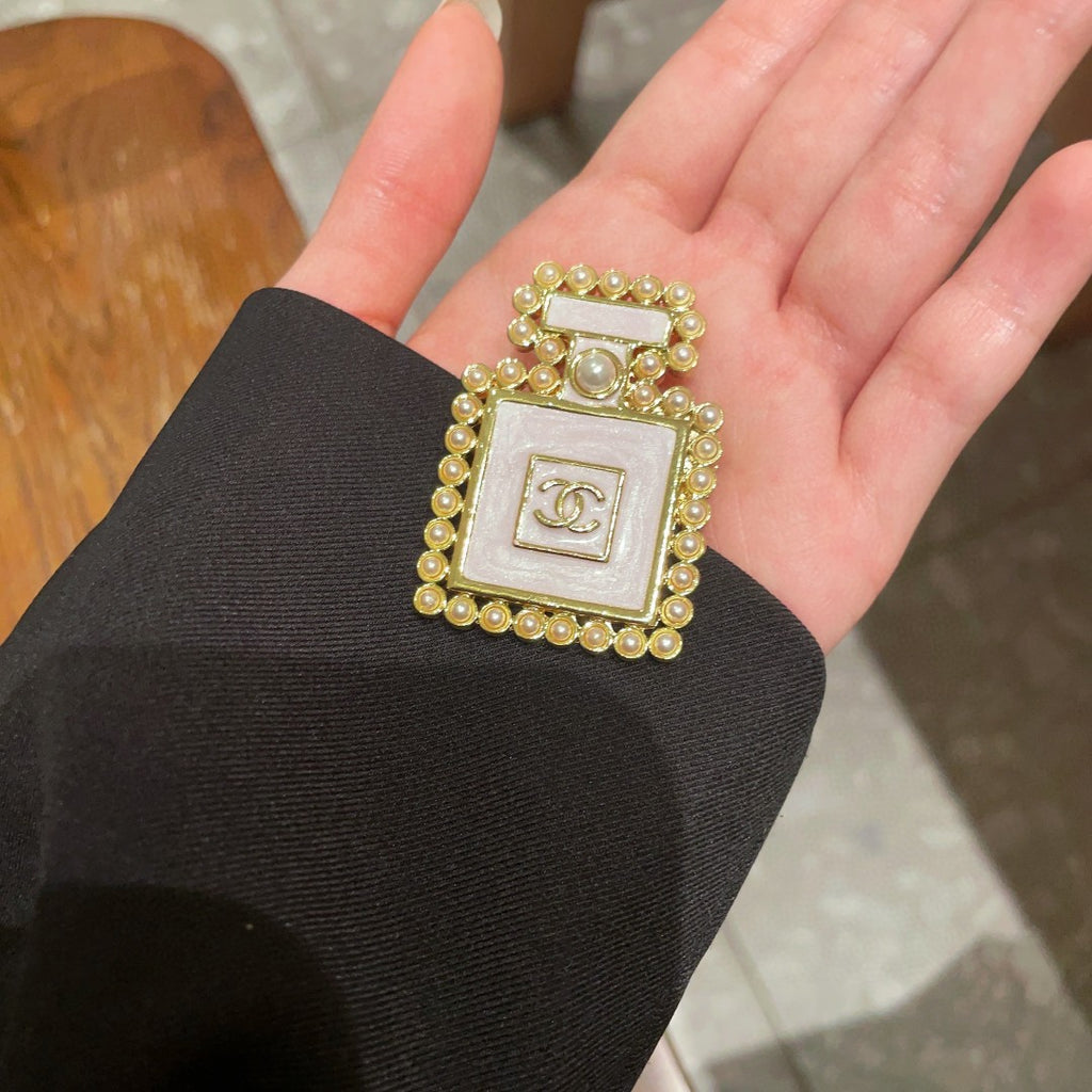 Double-C Emblem Brooch in Polished Metal-Tone – Pearl Detail – Design 002 detail view