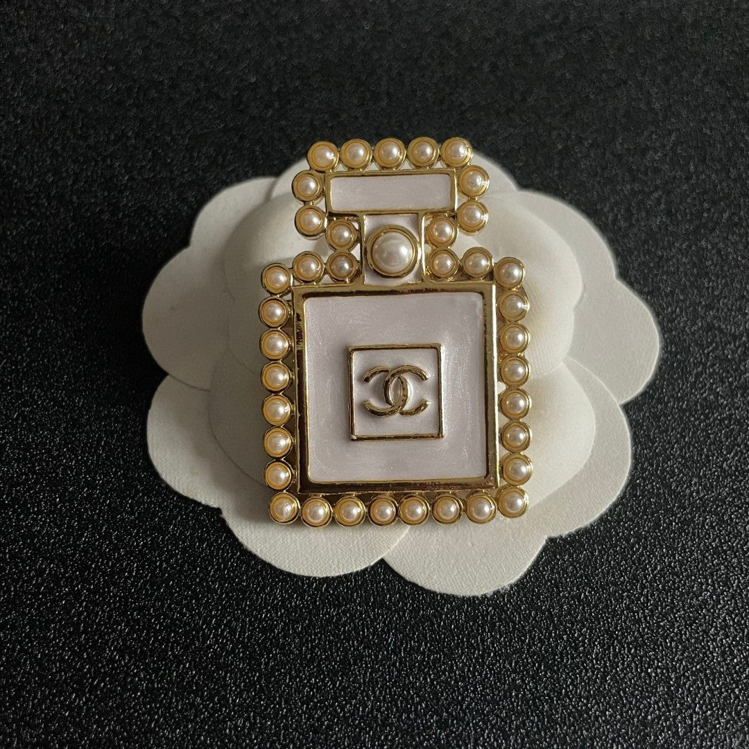 Double-C Emblem Brooch in Polished Metal-Tone – Pearl Detail front product view