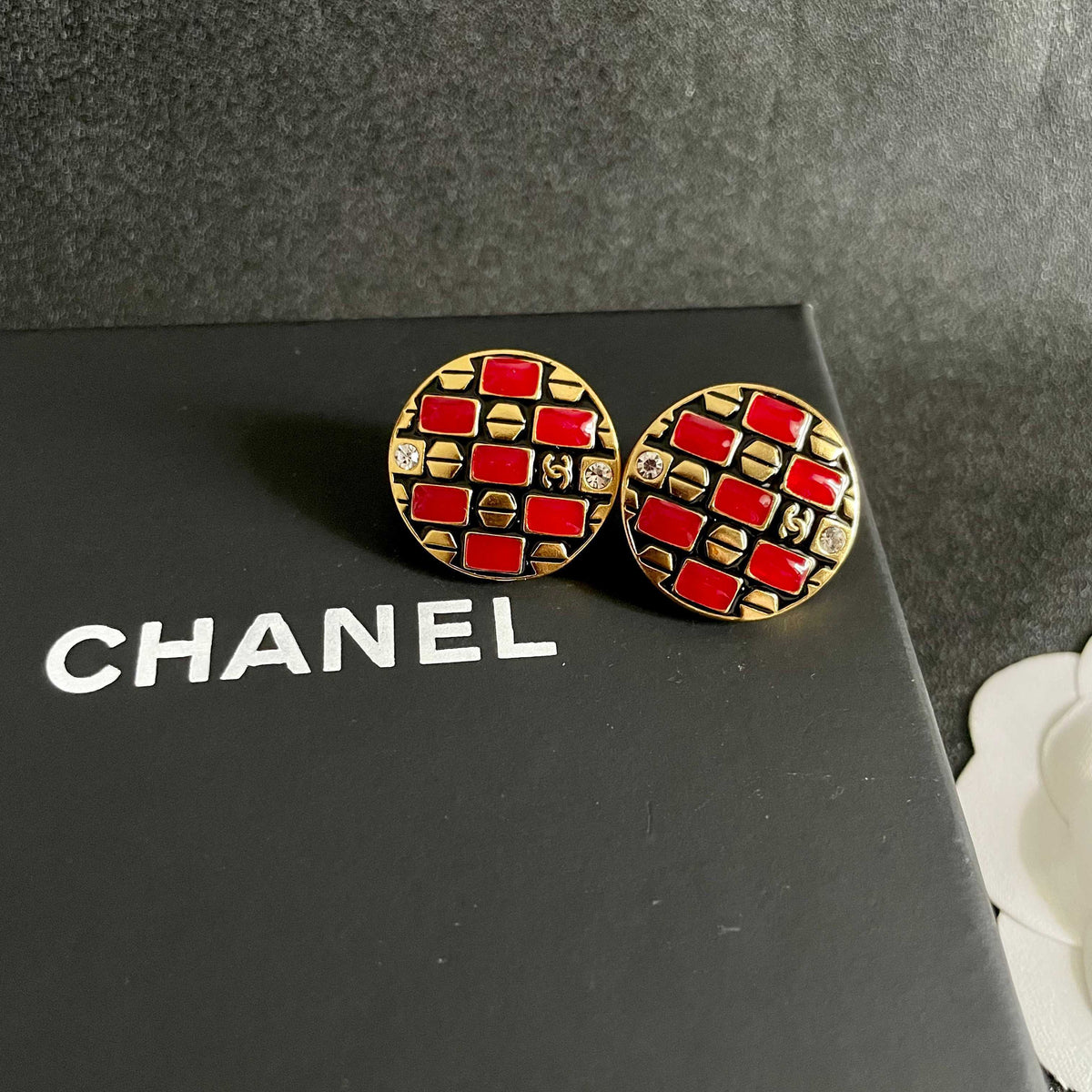 Double-C Emblem Stud Earrings in Polished Metal-Tone – Design 002 detail view