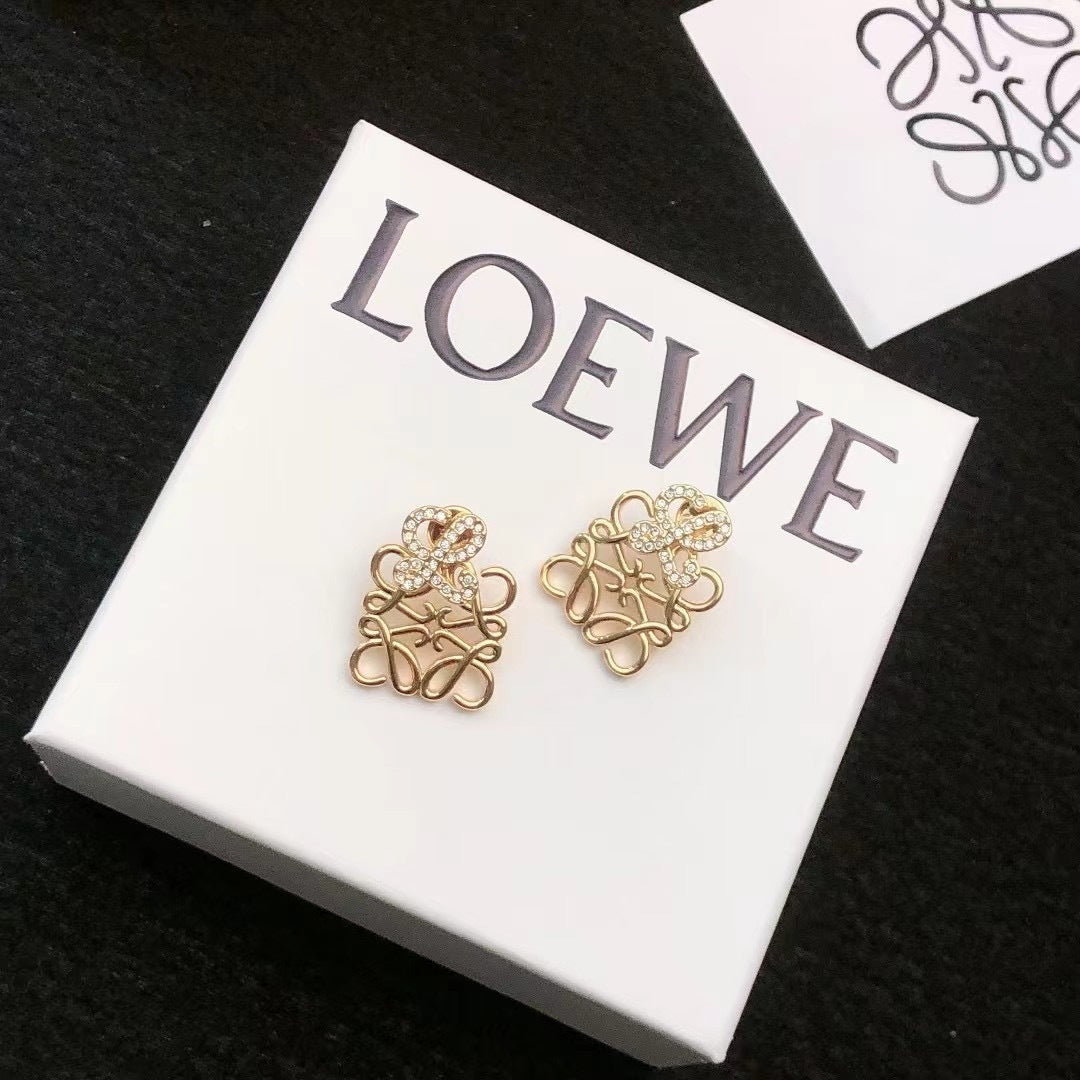 Sculptural Stud Earrings in Gold-Tone with Pearl-Style Detail – Design 01 close-up detail