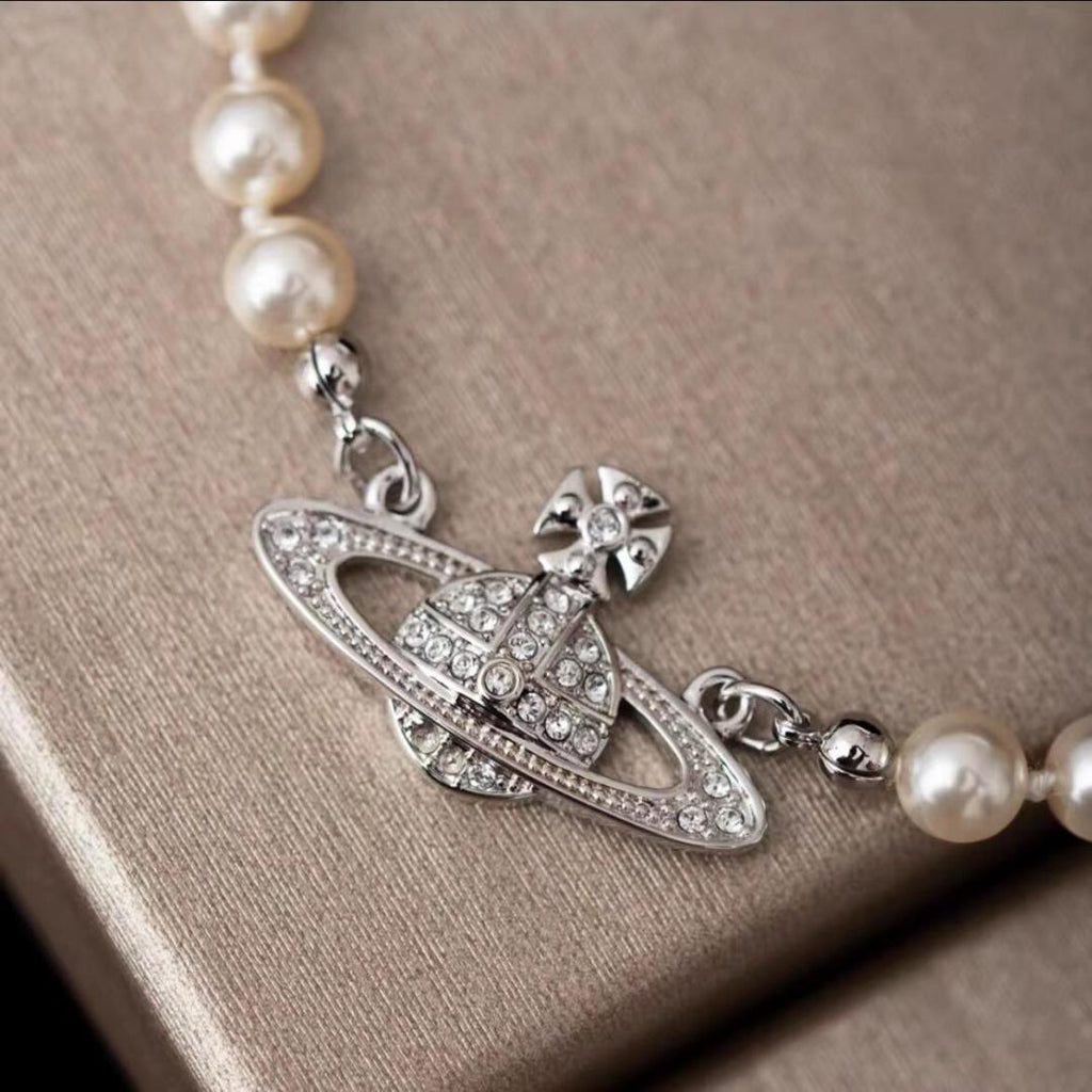 Pearl Pendant Necklace in Polished Metal-Tone – Pearl Detail detail view