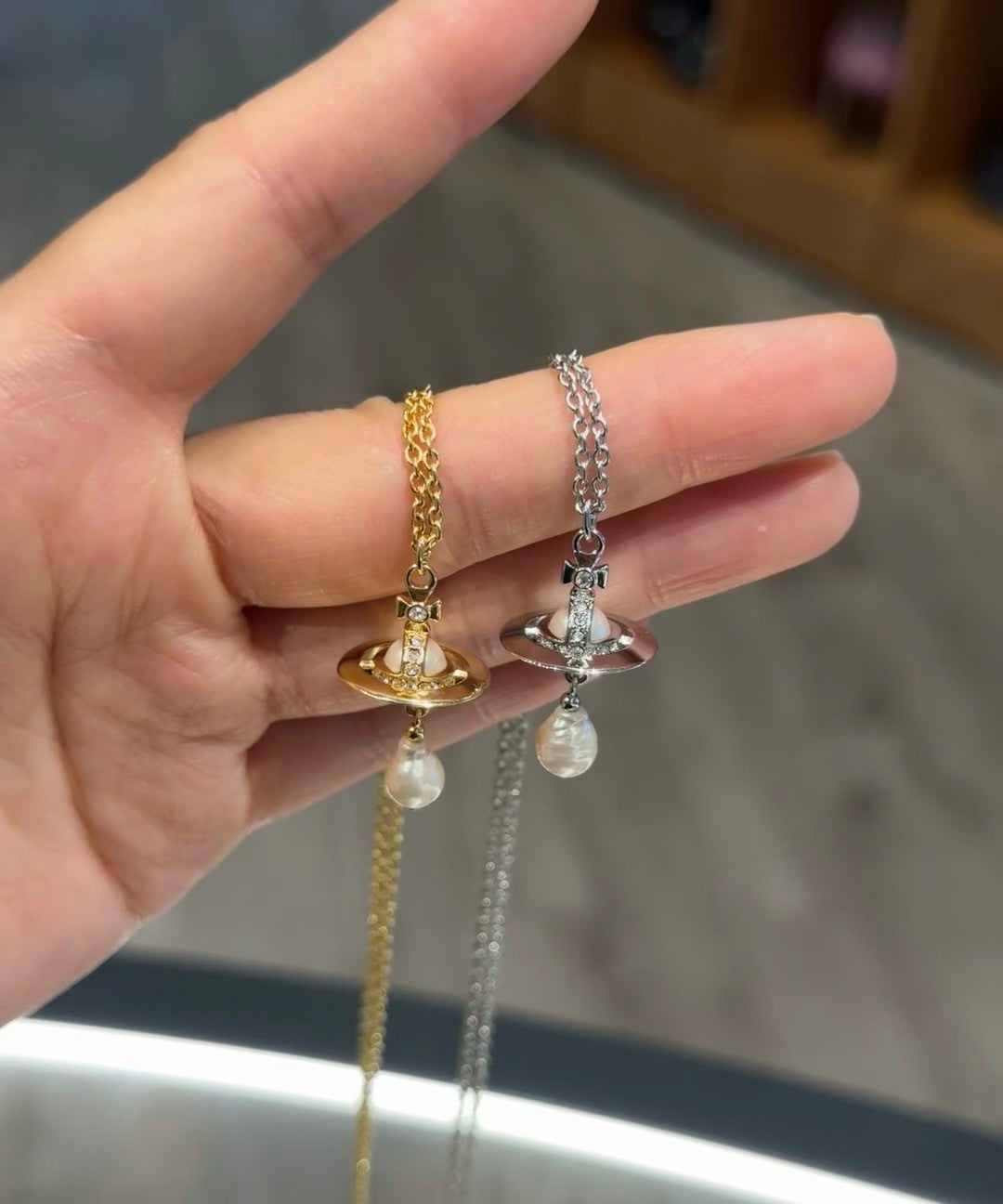 Pearl Pendant Necklace in Polished Metal-Tone – Pearl Detail – Design 005 detail view