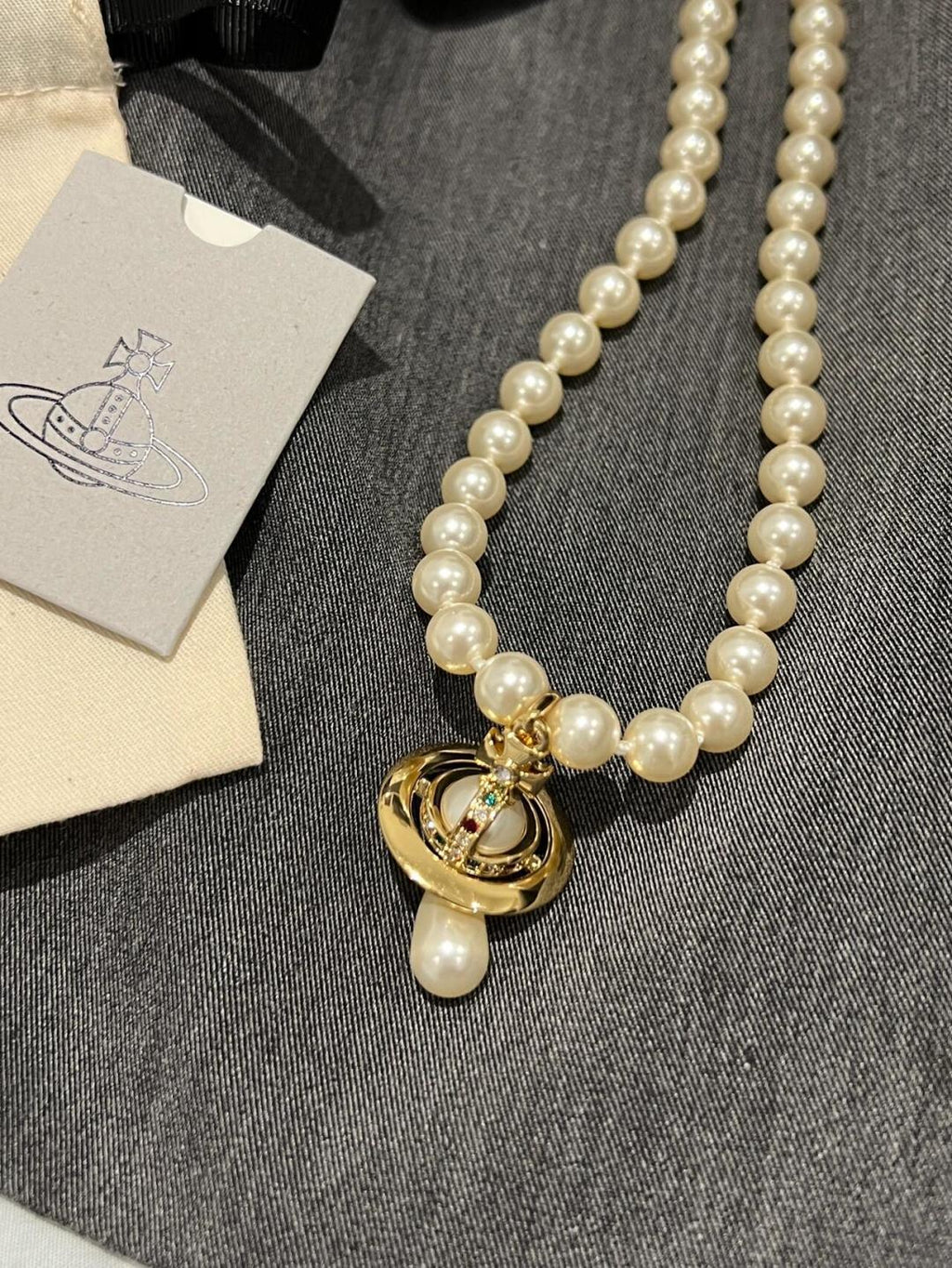 Pearl Pendant Necklace in Polished Metal-Tone – Pearl Detail – Design 004 side detail
