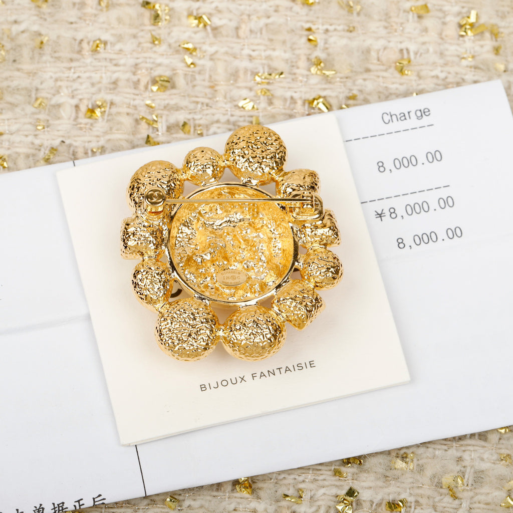 Double-C Emblem Brooch in Gold-Tone – Design 014 side detail