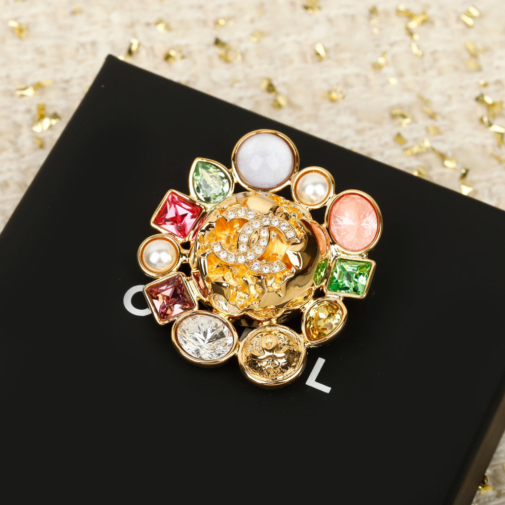 Double-C Emblem Brooch in Gold-Tone – Design 014 detail view
