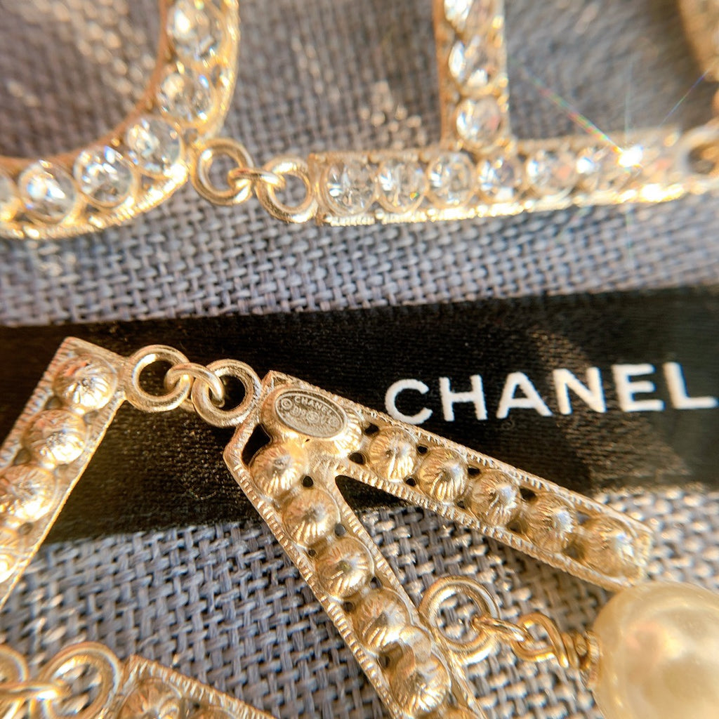 Letter Pearl-Detail Pendant Necklace – Pearl Detail – Design 006 styled product view