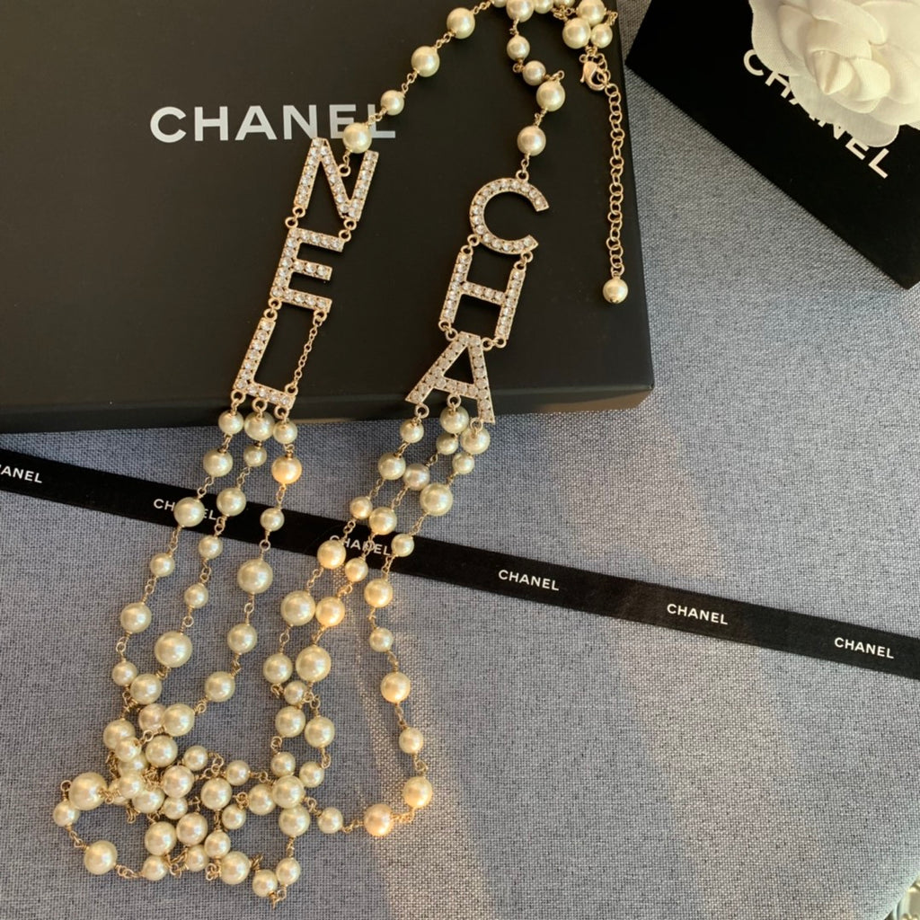 Letter Pearl-Detail Pendant Necklace – Pearl Detail – Design 006 detail view