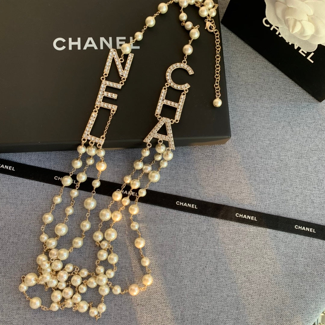 Letter Pearl-Detail Pendant Necklace – Pearl Detail – Design 006 detail view
