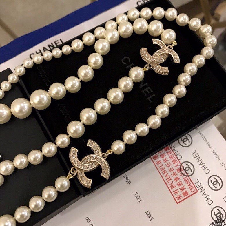 Pearl Pearl-Detail Pendant Necklace – Pearl Detail – Design 008 close-up detail