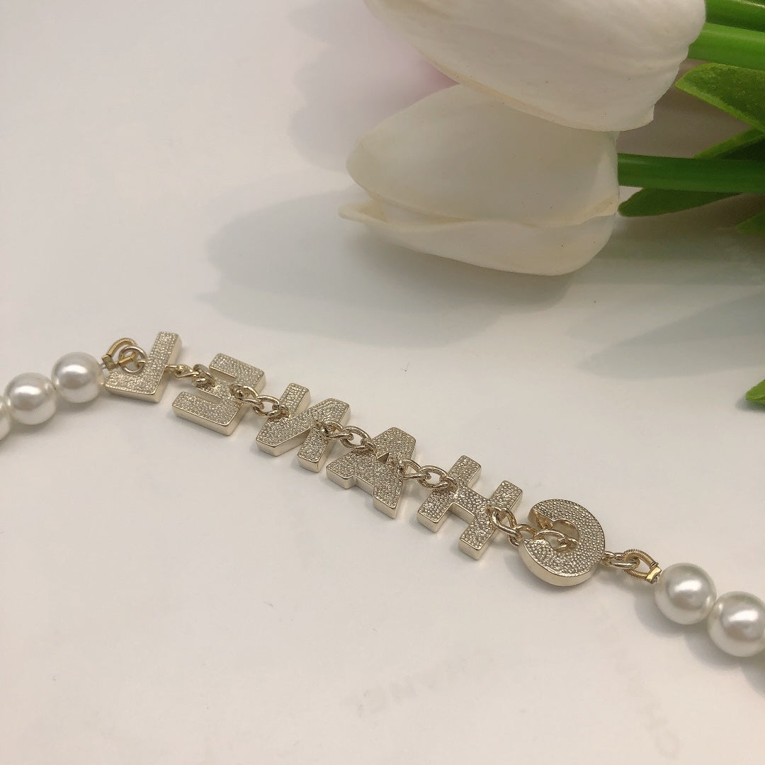 Letter Pearl-Detail Pendant Necklace – Pearl Detail side detail