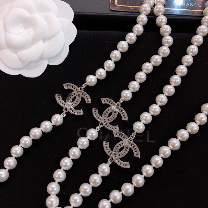 Pearl Pearl-Detail Pendant Necklace – Pearl Detail – Design 011 detail view