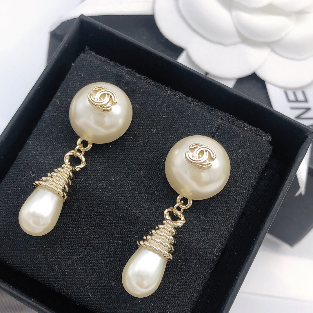 Letter Pearl-Detail Statement Earrings – Pearl Detail detail view