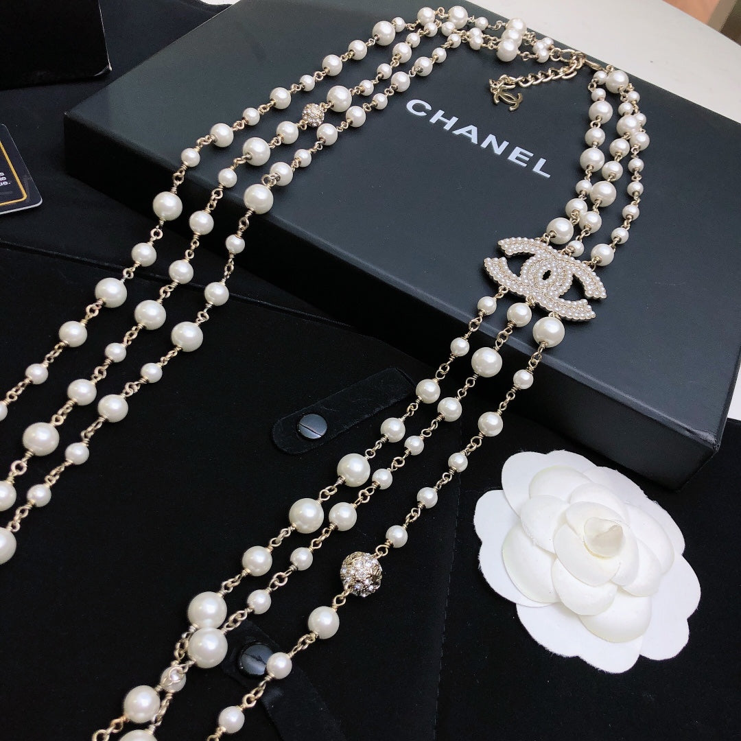 Pearl Pearl-Detail Pendant Necklace – Pearl Detail – Design 010 detail view