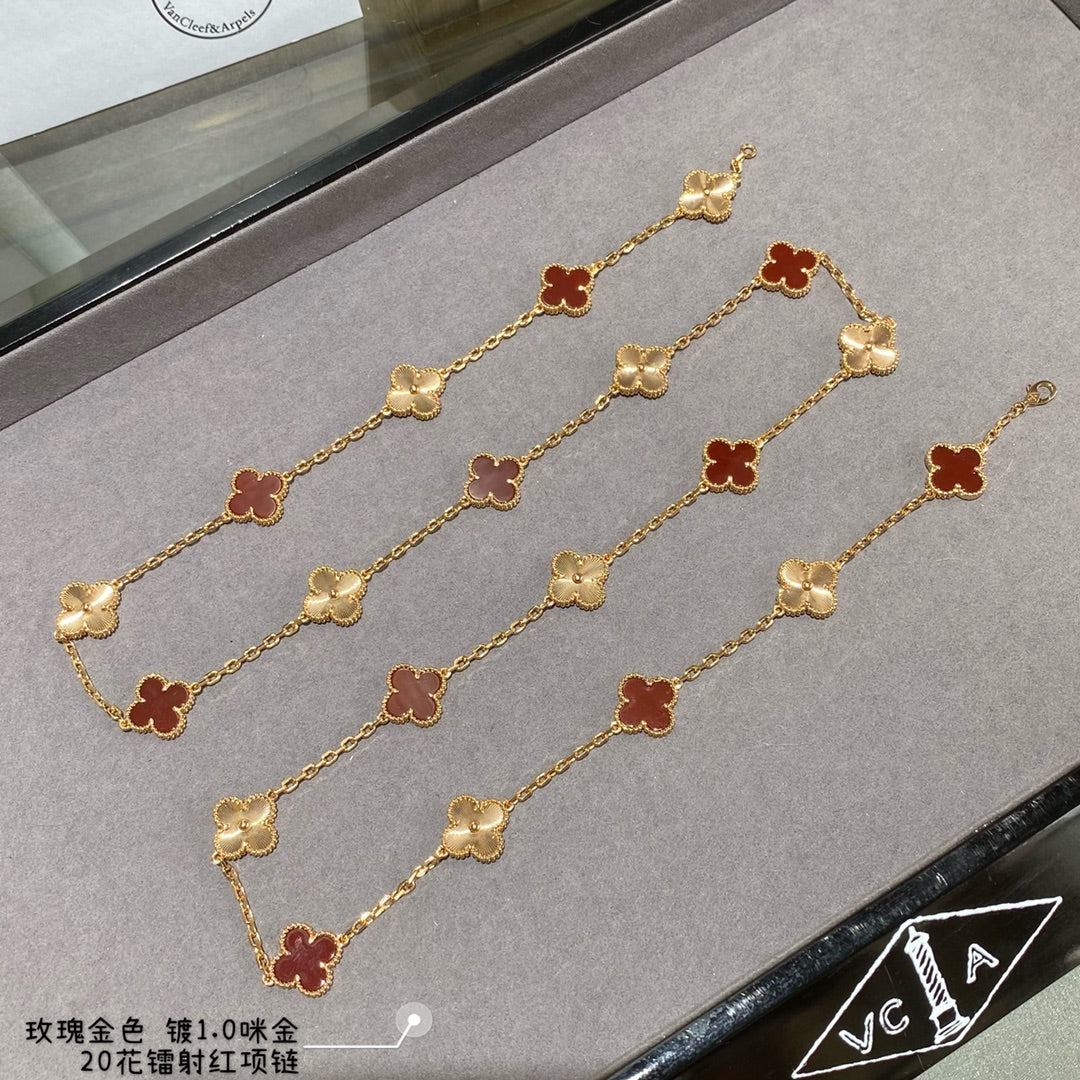 Clover Pendant Necklace in Rose-Gold-Tone – Rose Gold side detail