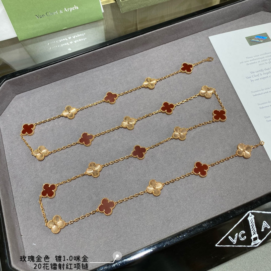 Clover Pendant Necklace in Rose-Gold-Tone – Rose Gold close-up detail