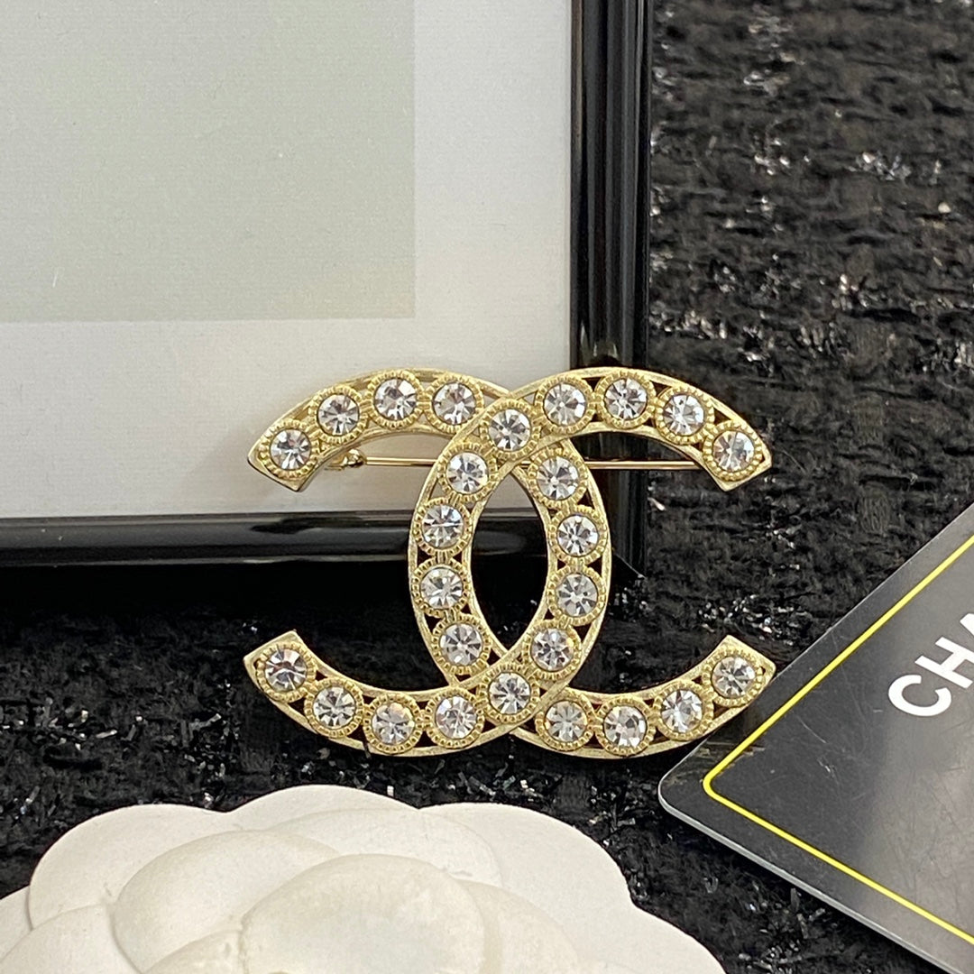 Double-C Emblem Brooch in Gold-Tone – Design 001 side detail