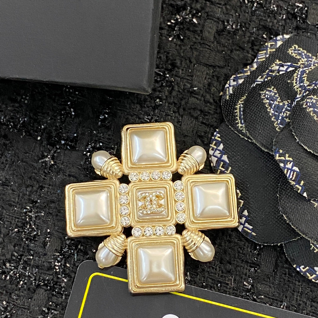 Pearl Brooch in Polished Metal-Tone – Pearl Detail front product view
