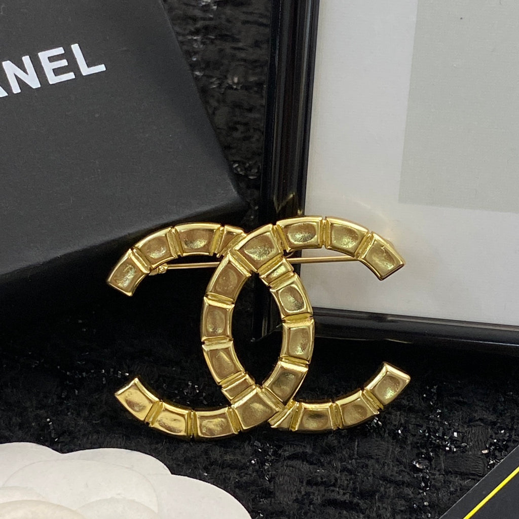 Double-C Emblem Brooch in Polished Metal-Tone – Design 006 side detail