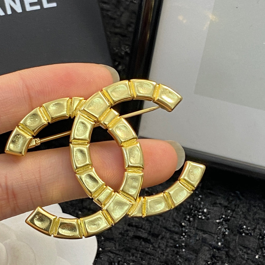 Double-C Emblem Brooch in Polished Metal-Tone – Design 006 close-up detail