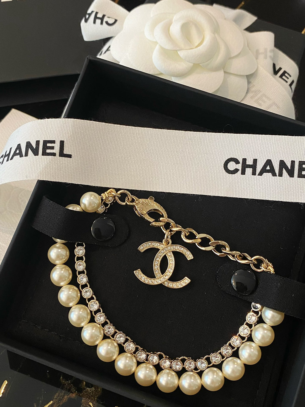 Pearl Bracelet in Polished Metal-Tone – Pearl Detail – Design 005 main product view