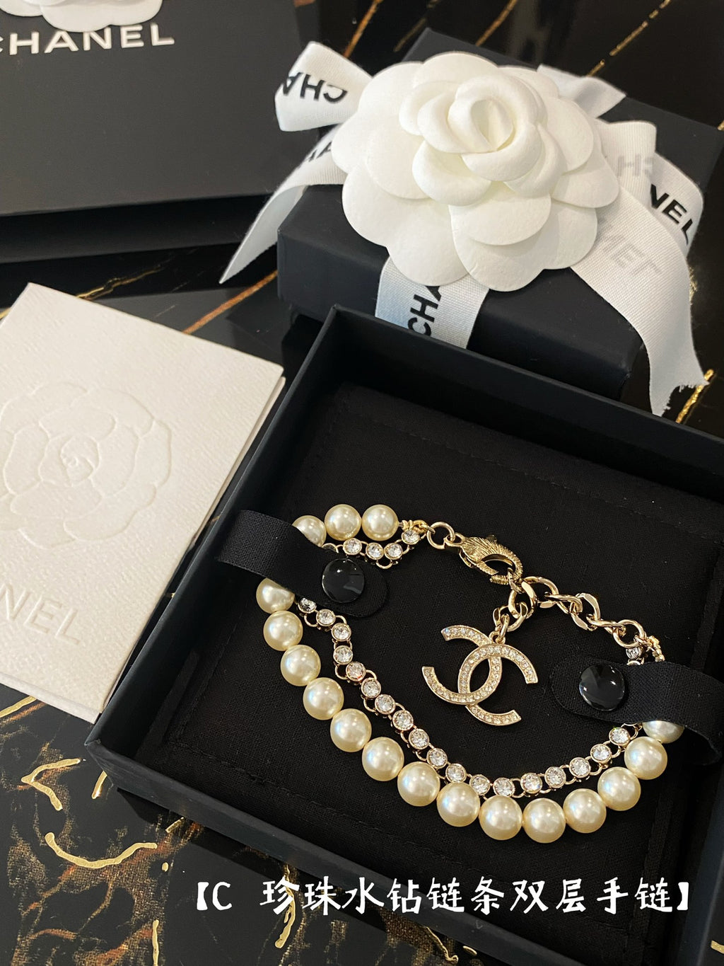 Pearl Bracelet in Polished Metal-Tone – Pearl Detail – Design 005 detail view