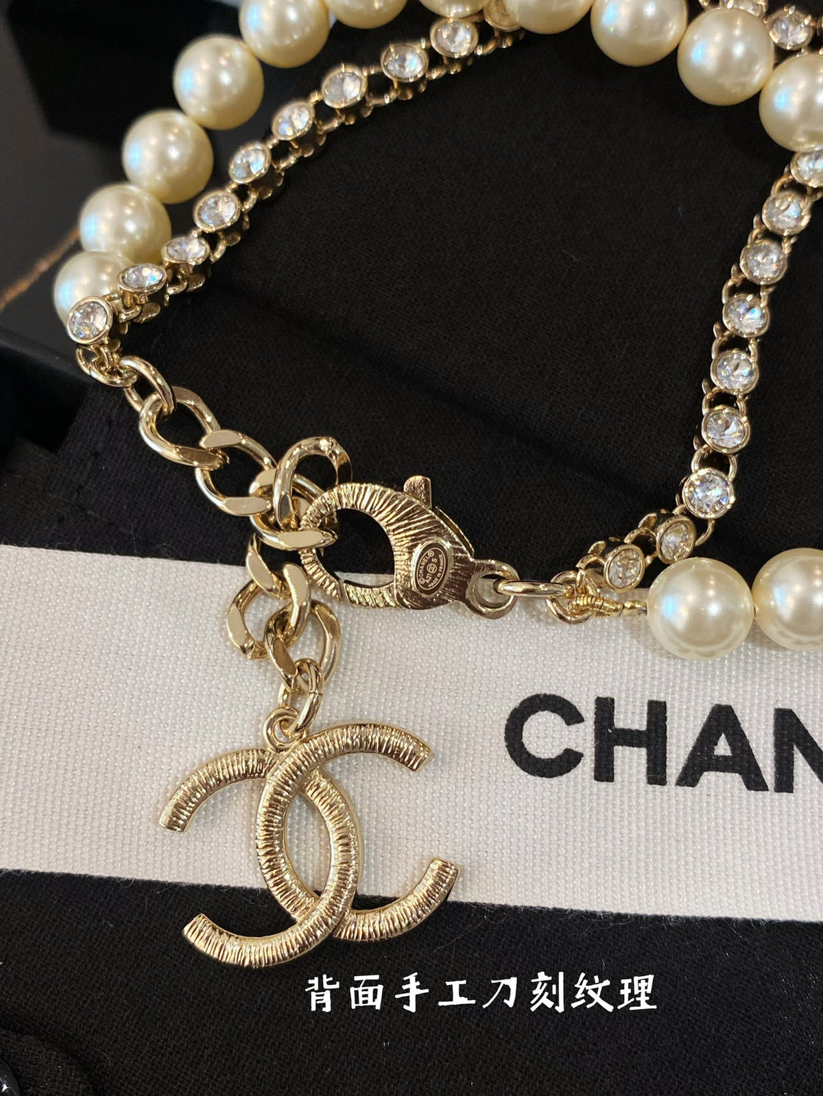 Pearl Bracelet in Polished Metal-Tone – Pearl Detail – Design 005 close-up detail