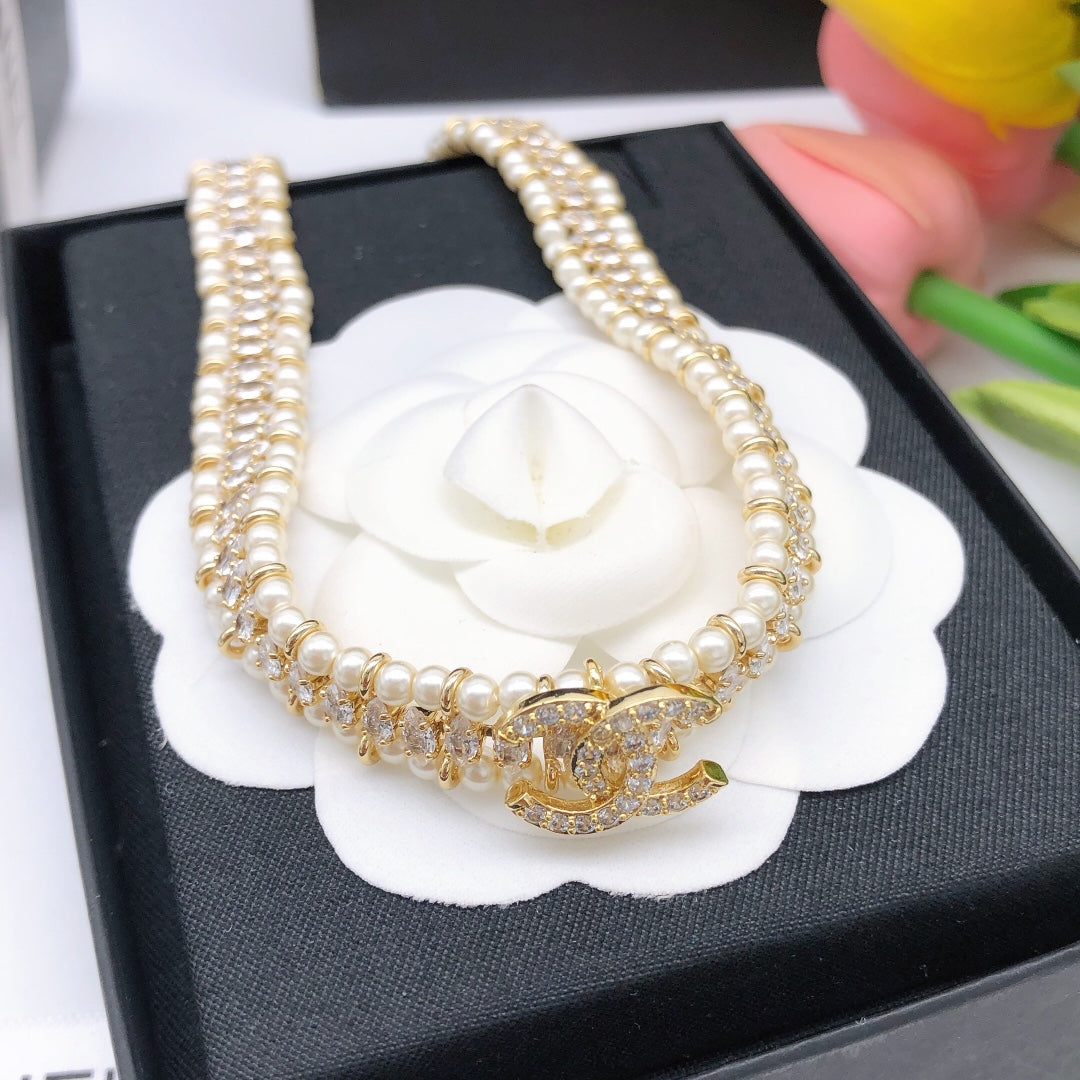 Pearl Pearl-Detail Pendant Necklace – Pearl Detail – Design 022 close-up detail