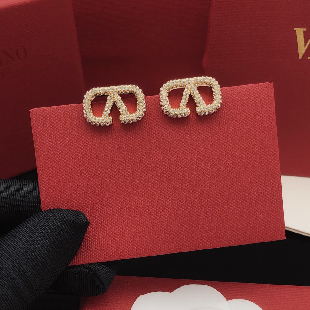 V Emblem Pearl-Detail Stud Earrings – Design 03 close-up view