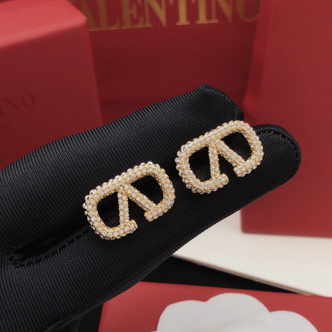 V Emblem Pearl-Detail Stud Earrings – Design 03 front view