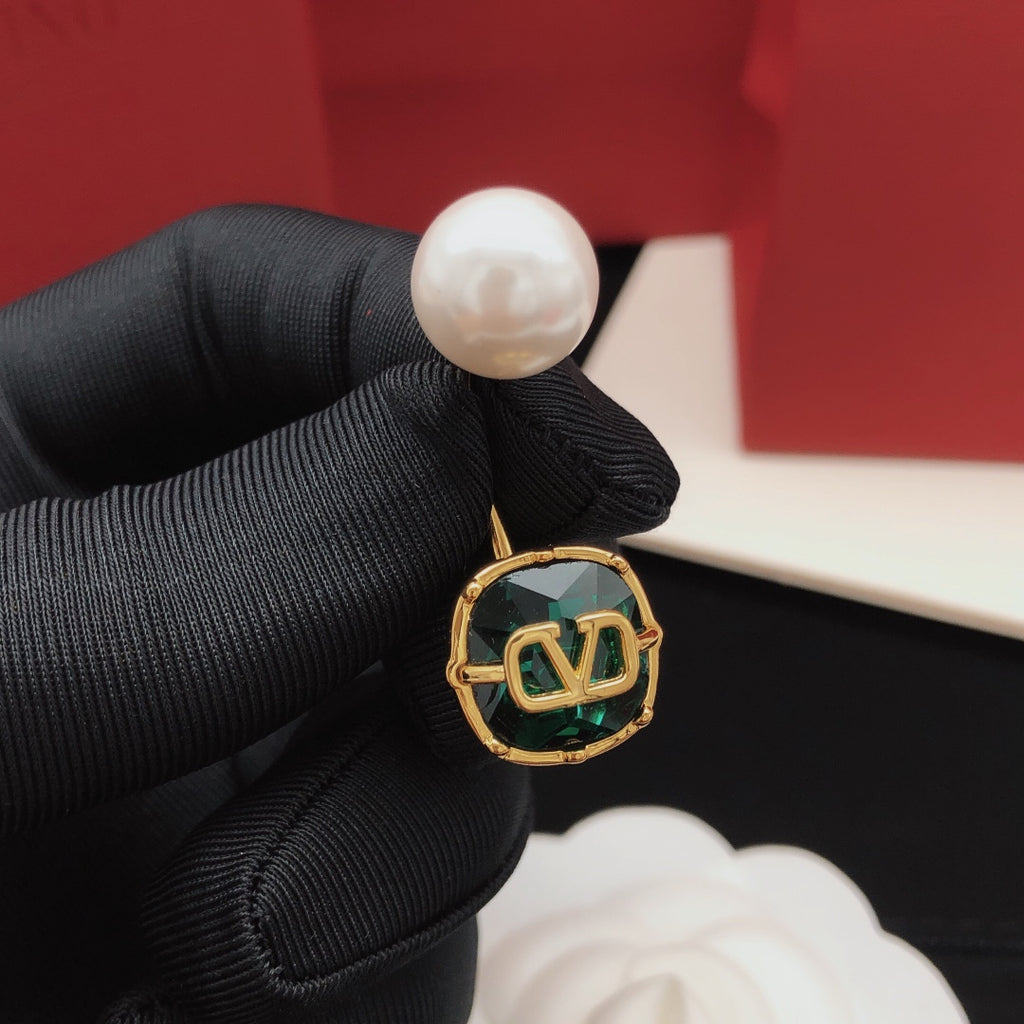 Signature Emblem Pearl-Detail Drop Earrings – Green side detail
