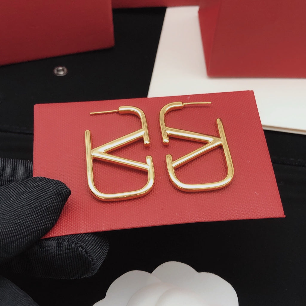 Signature Emblem Polished Stud Earrings – Medium side detail
