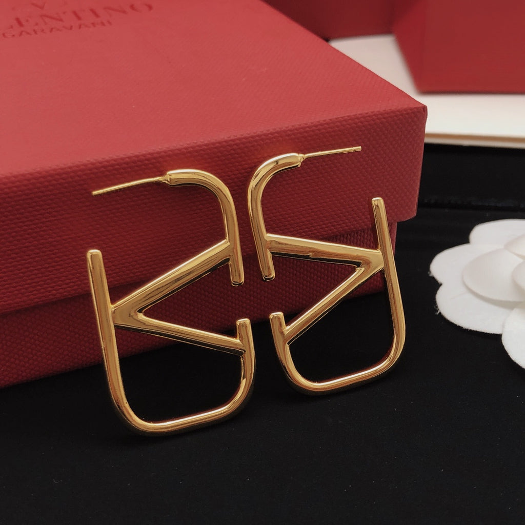 Signature Emblem Polished Stud Earrings – Medium styled detail