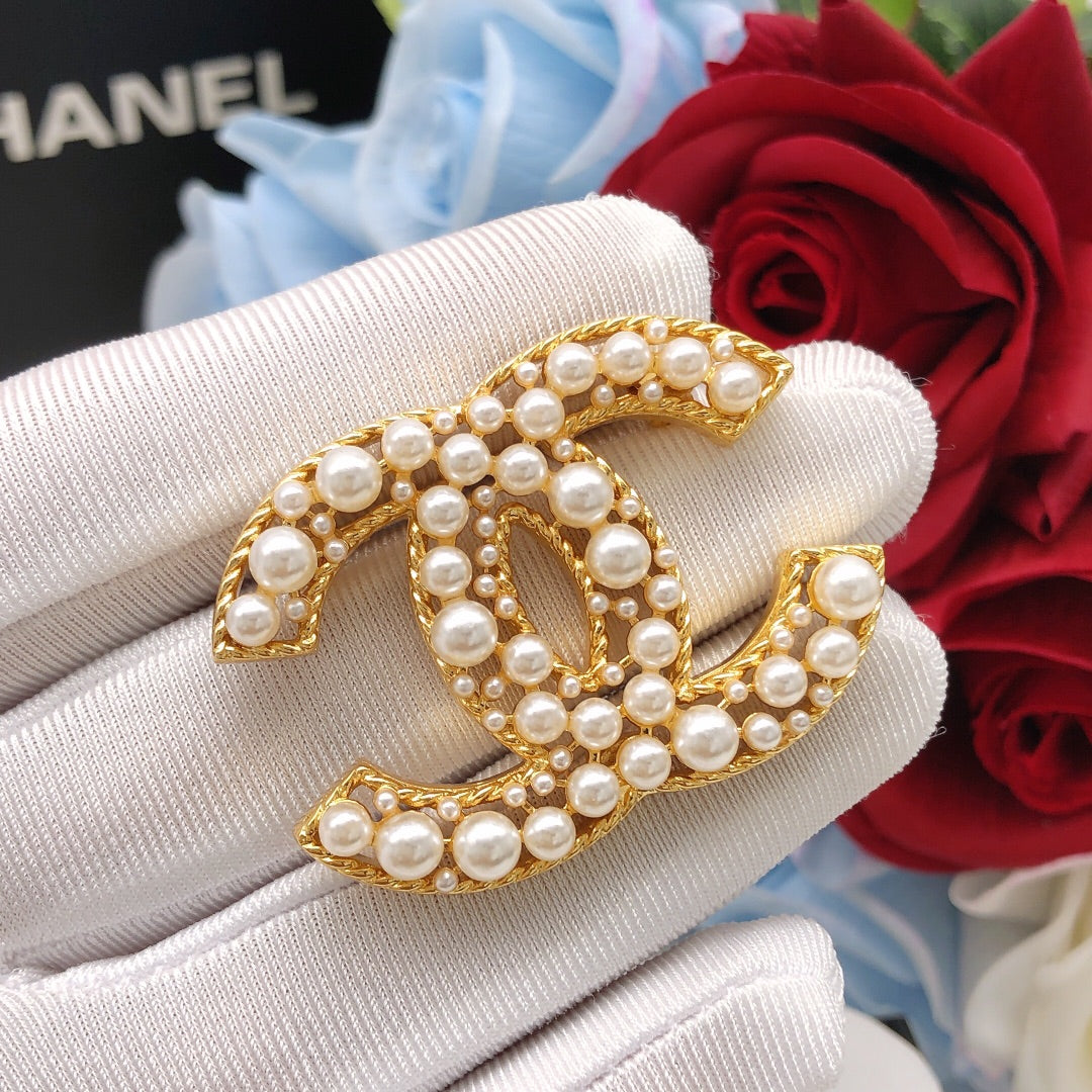 Double-C Emblem Brooch in Gold-Tone – Pearl Detail close-up detail