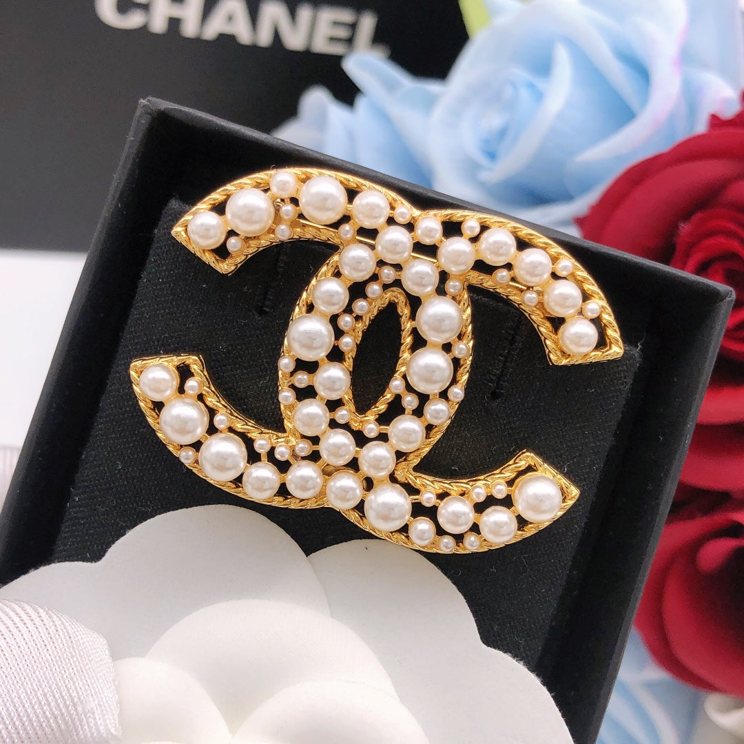 Double-C Emblem Brooch in Gold-Tone – Pearl Detail front product view