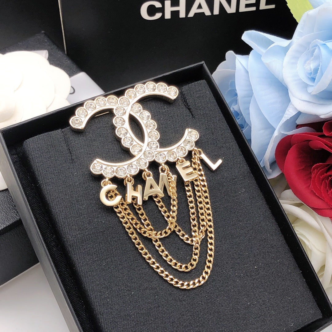Letter Brooch in Gold-Tone – Design 001 side detail