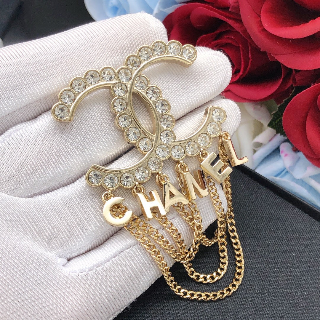 Letter Brooch in Gold-Tone – Design 001 close-up detail