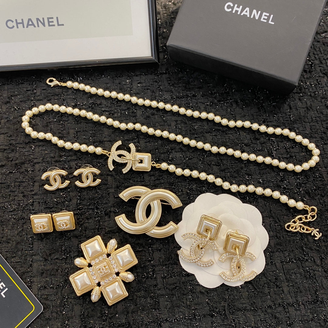 Double-C Emblem Brooch in Gold-Tone – Design 002 detail view