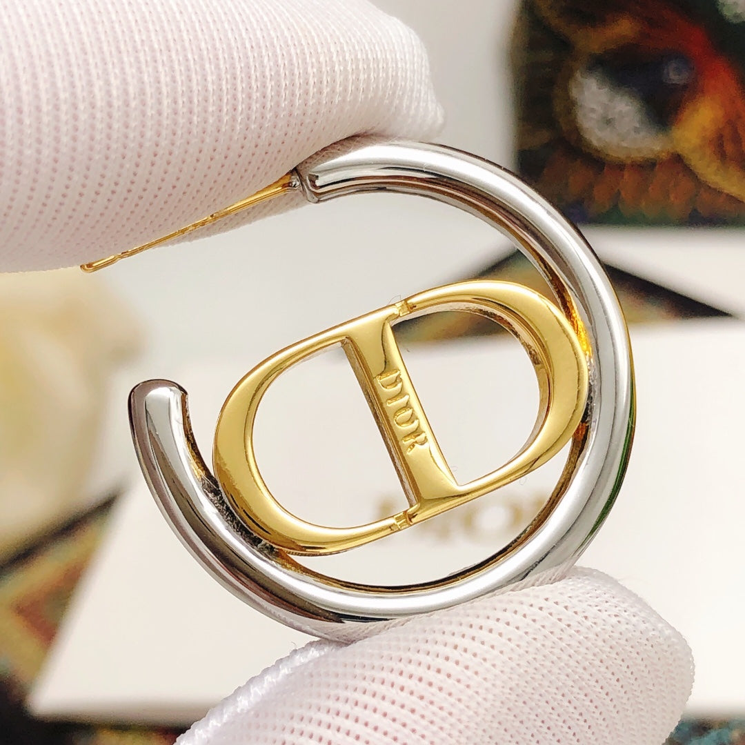 Round Jewelry Accessory in Gold-Tone – Design 001 side detail