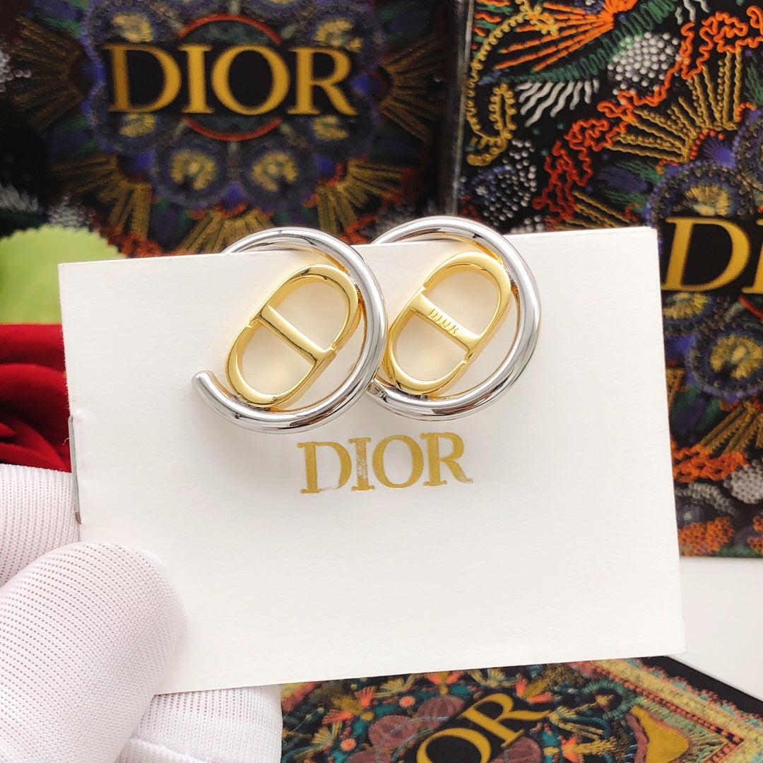 Round Jewelry Accessory in Gold-Tone – Design 001 close-up detail