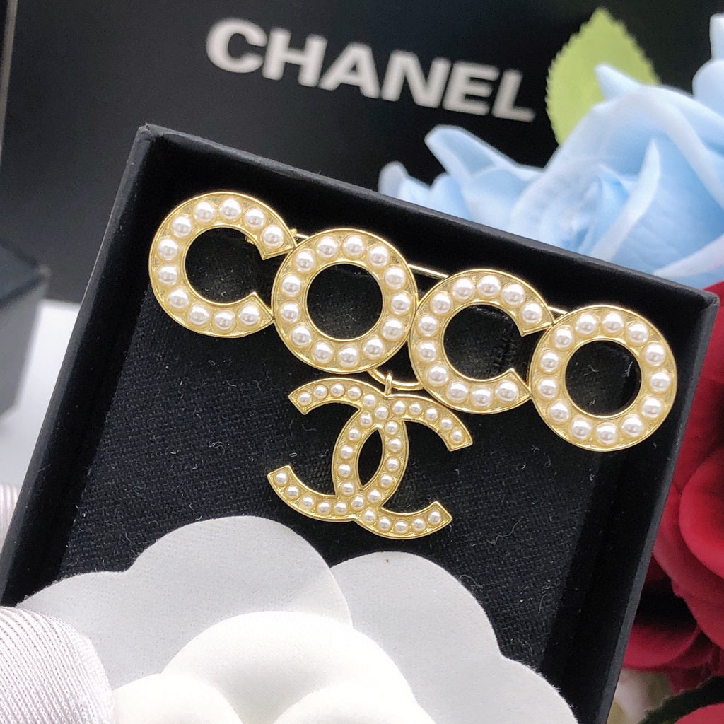 Pearl Brooch in Gold-Tone – Pearl Detail – Design 003 front product view