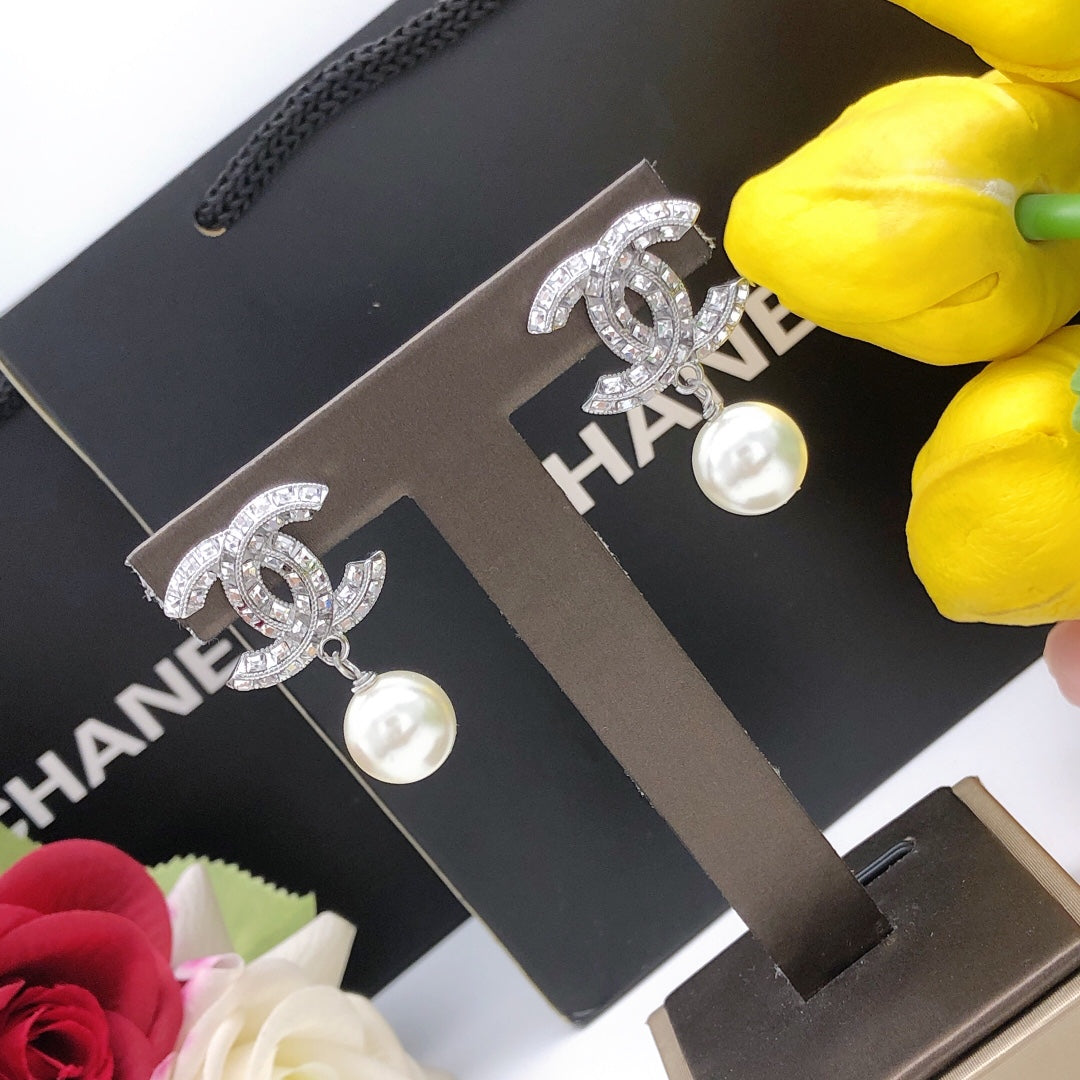 Pearl Pearl-Detail Stud Earrings – Pearl Detail detail view