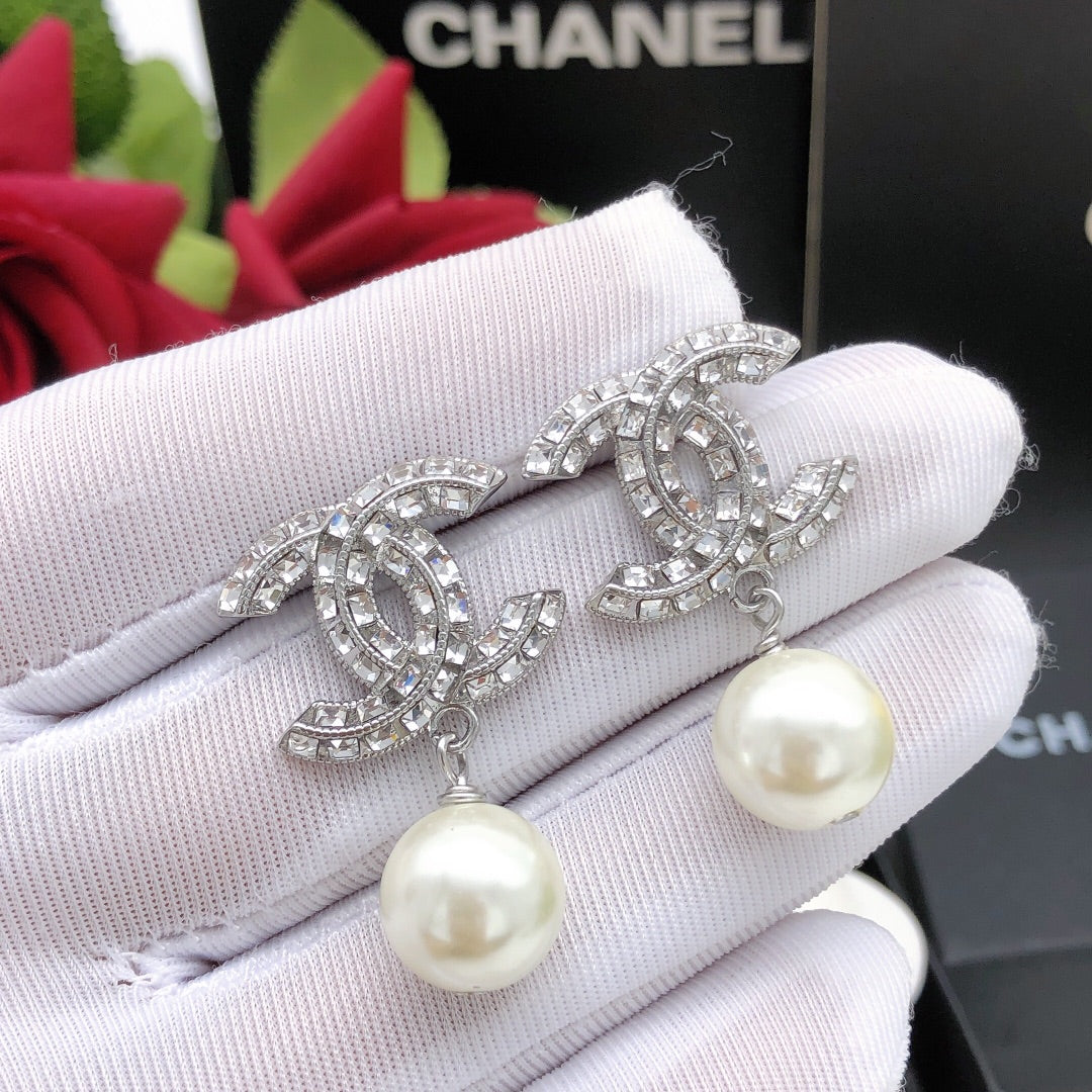 Pearl Pearl-Detail Stud Earrings – Pearl Detail detail view