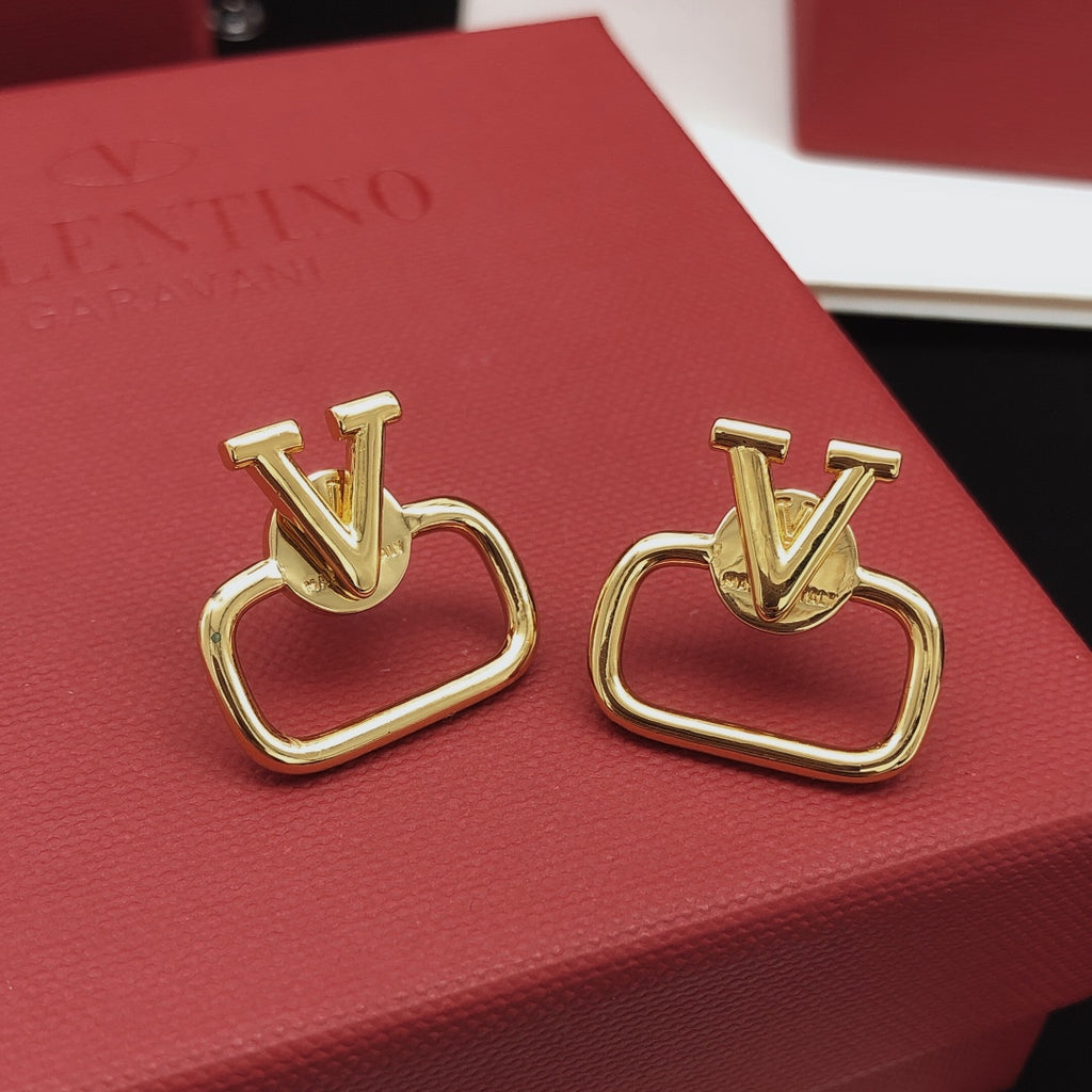 V Emblem Polished Stud Earrings – Design 01 side detail