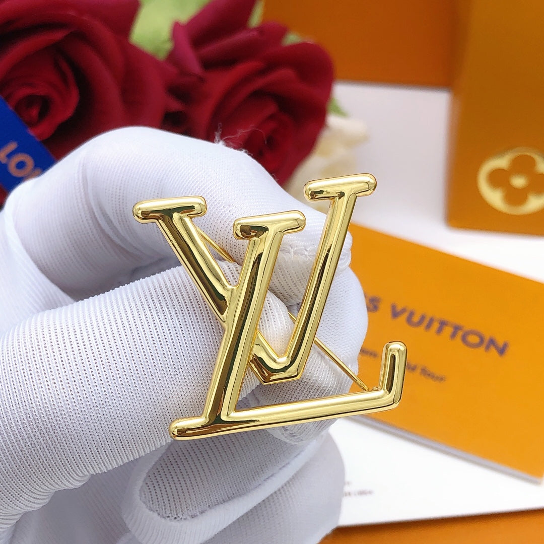 Geometric Emblem Brooch in Gold-Tone – Design 001 close-up detail