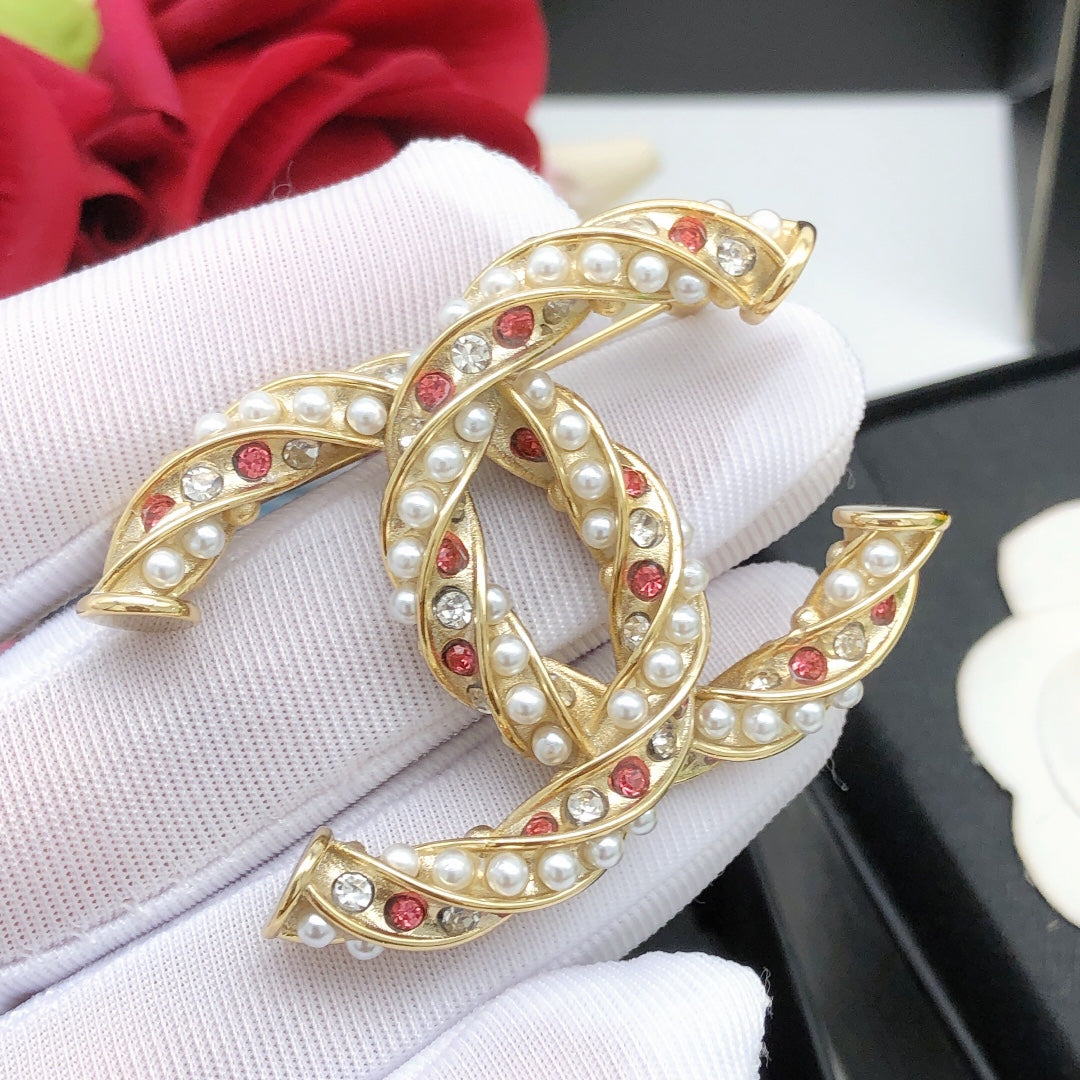 Pearl Brooch in Polished Metal-Tone – Pearl Detail – Design 007 detail view