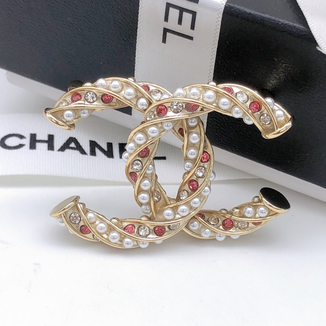 Pearl Brooch in Polished Metal-Tone – Pearl Detail – Design 007 side detail