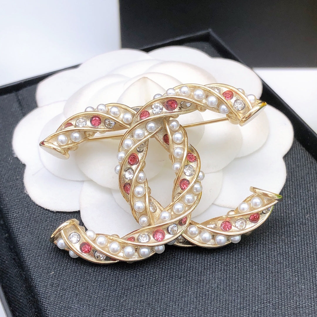 Pearl Brooch in Polished Metal-Tone – Pearl Detail – Design 007 styled product view