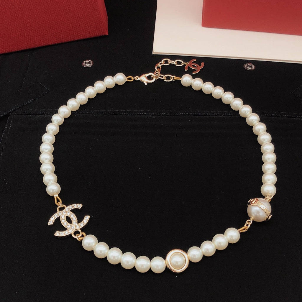 Pearl Pearl-Detail Pendant Necklace – Pearl Detail – Design 033 close-up detail