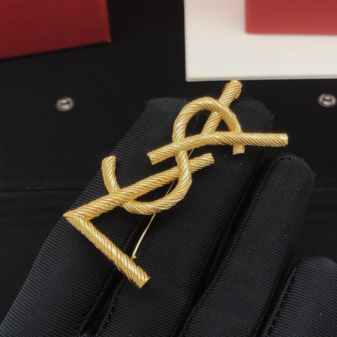 Twist Brooch in Gold-Tone – Twist Detail – Design 003 front product view